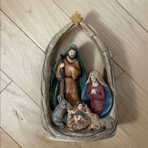 Christmas Nativity Scene with Gold Star Mary Joseph Jesus Resin - Picture 4 of 6